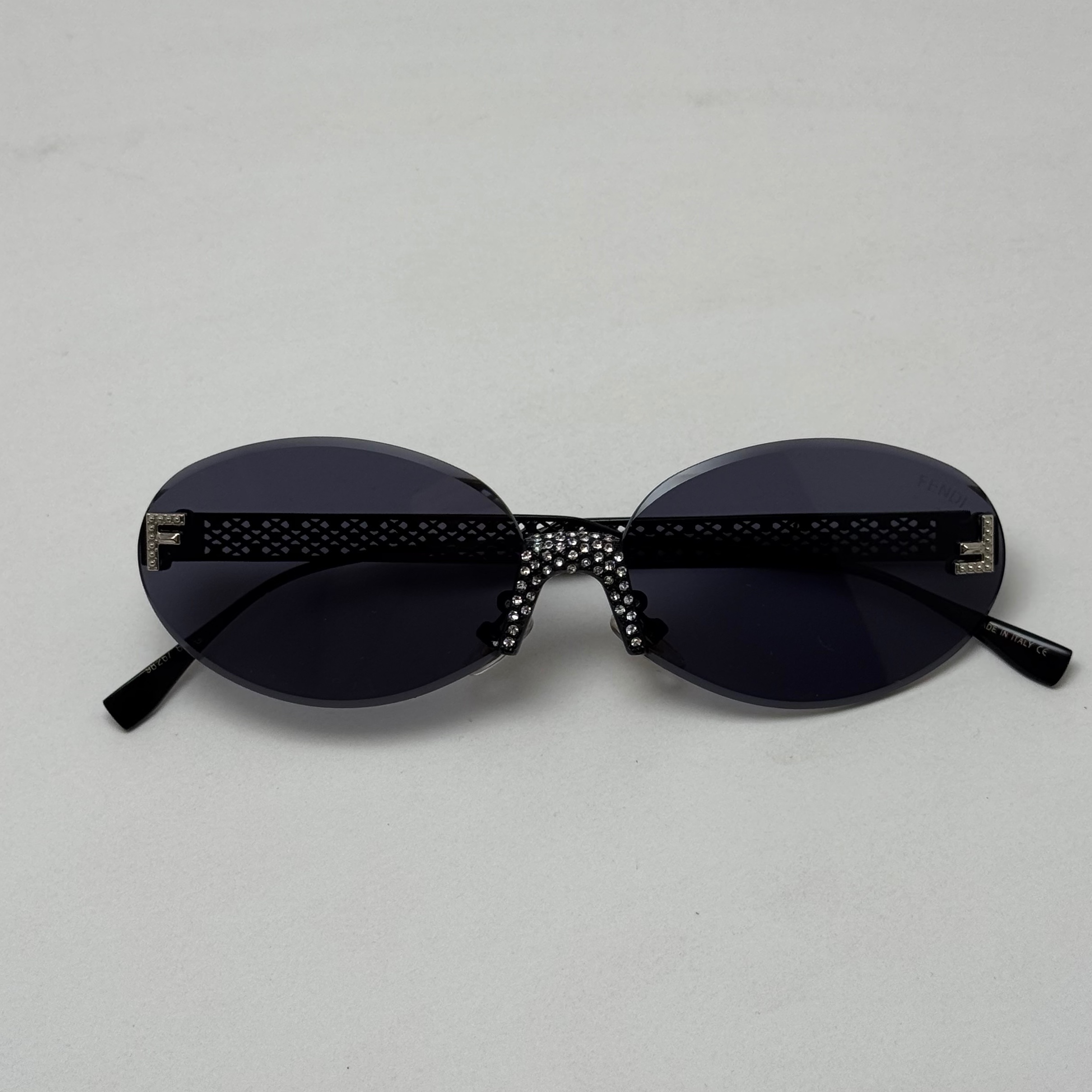 عینک آفتابی زنانه فندی Fendi فریم لس بیضی مدل Oval Frame Diamond Style نگین کاری شده کیفیت مستر تمام مشکی