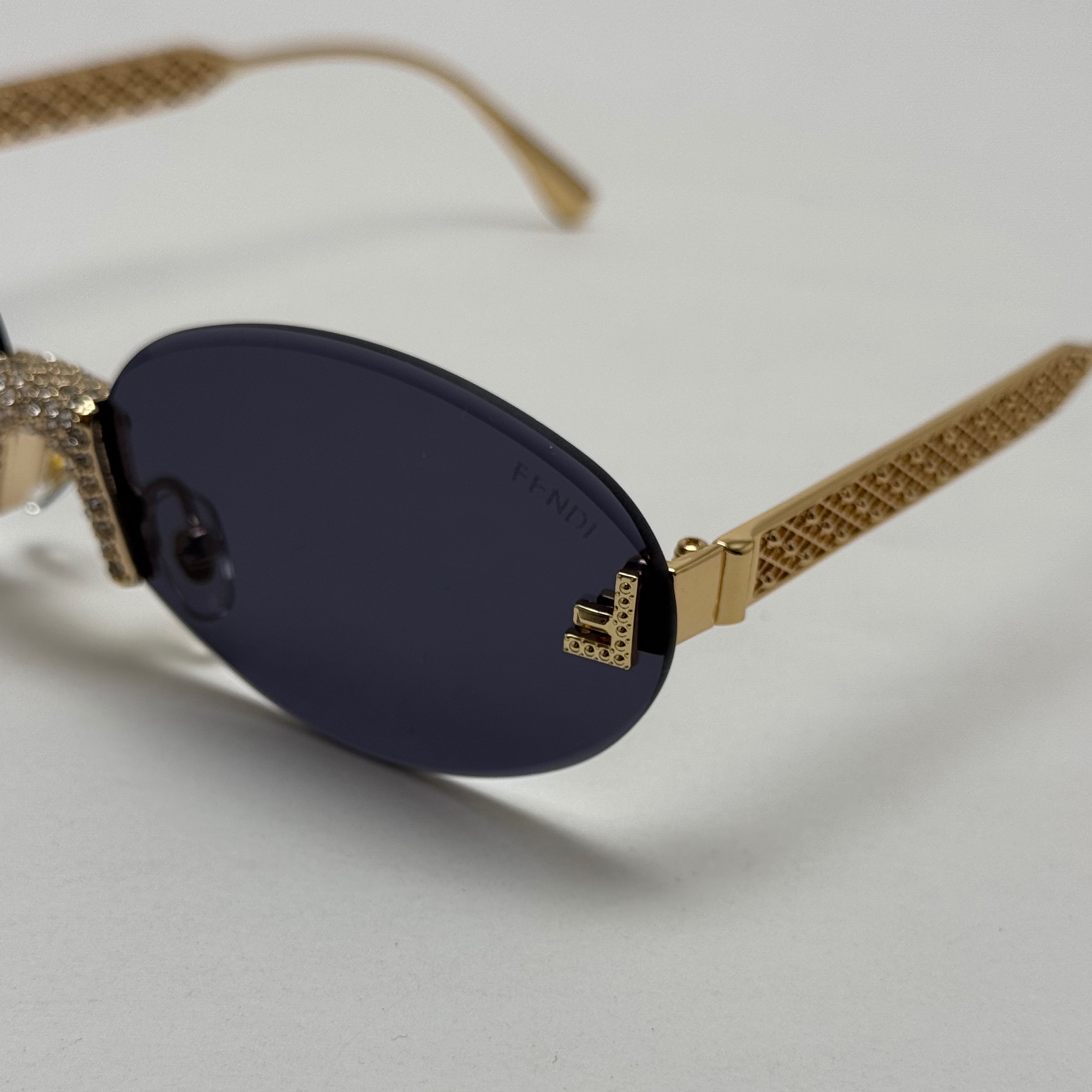 عینک آفتابی زنانه فندی Fendi فریم لس بیضی مدل Oval Frame Diamond Style نگین کاری شده کیفیت مستر مشکی طلایی