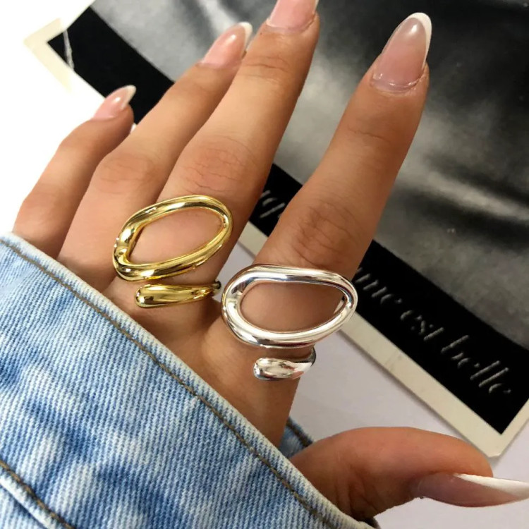 انگشتر زنانه مدل بیضی و خط دو رنگ طلایی و نقره ای آبکاری نقره رنگ ثابت فری سایز Freesize کد zsm (پس کرایه)