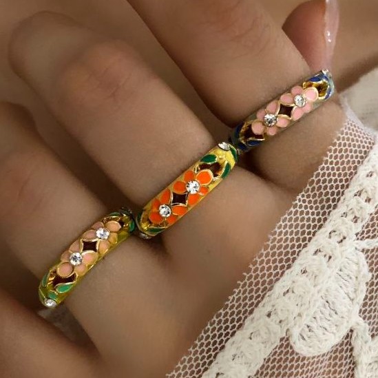 انگشتر های زنانه فانتزی میناکاری شده در تنوع طرح بالا فری سایز freesize رنگ ثابت کد zsm (پس کرایه)