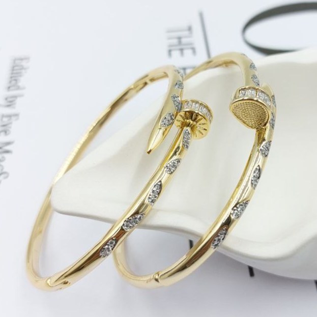 دستبند زنانه طرح میخ کارتیه Cartier نگین کاری شده فری سایز freesize رنگ ثابت کد zmp (پس کرایه)
