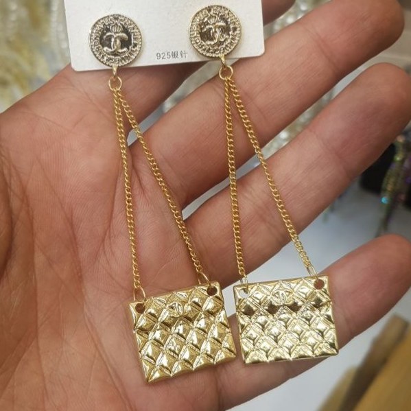 گوشواره طرح شنل Chanel گل تنوع طرح رنگ کاملا ثابت کد bn (پس کرایه)