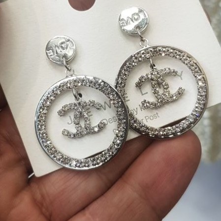 گوشواره طرح برند شنل Chanel نقره ای تنوع طرح رنگ کاملا ثابت کد bn (پس کرایه)