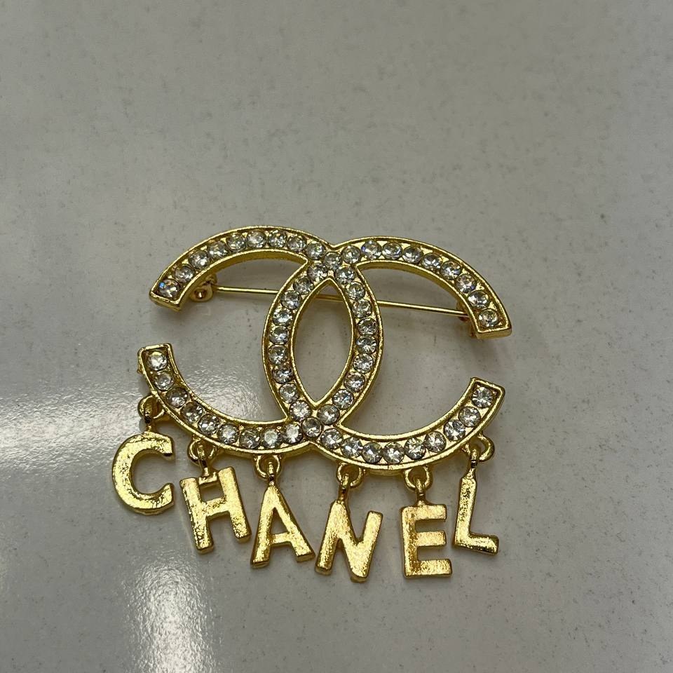 گل سینه نگین جواهری مدل شنل Chanel تنوع طرح رنگ کاملا ثابت کد bn (پس کرایه)