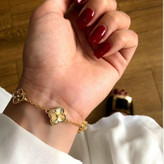 دستبند زنانه مشابه طلا زنجیری طرح تراش گل ونکلیف Vancleef طلایی رنگ کاملا ثابت کد mh (پس کرایه)
