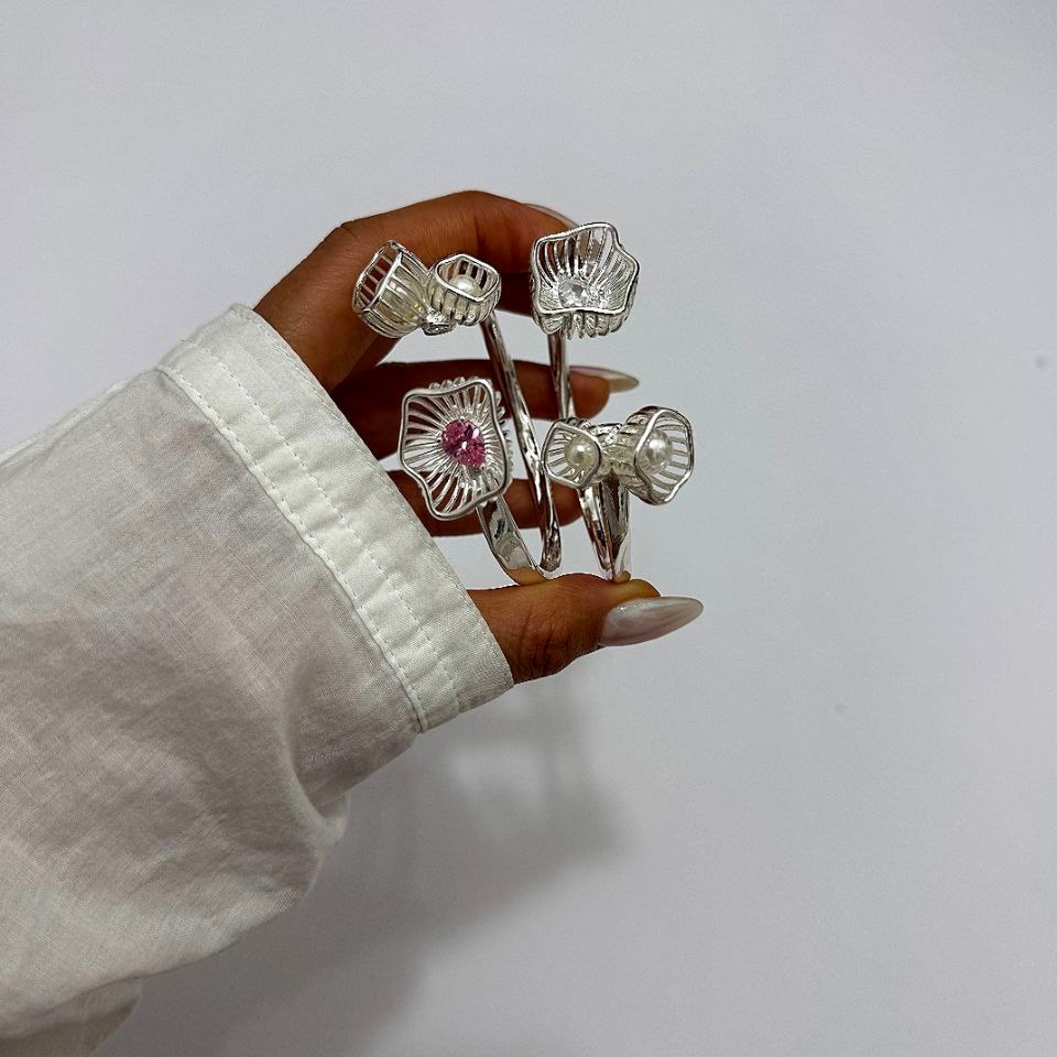 دستبند و بنگل آبکاری نقره زنانه طرح گل و مروارید مینیمال رنگ کاملا ثابت کد sm (پس کرایه)