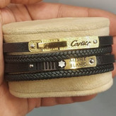 دستبند چرمی قفل و پلاک استیل مردانه کارتیر Cartier کیفیت چرم عالی تنوع طرح رنگ ثابت کد bn (پس کرایه)