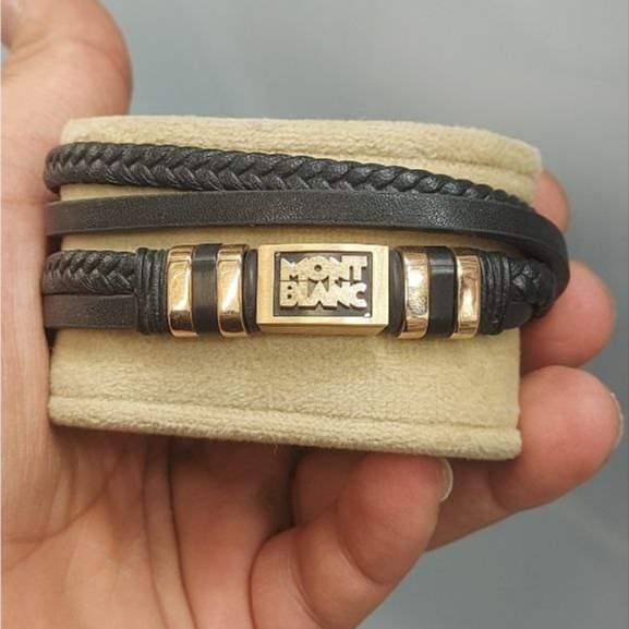 دستبند چرمی قفل و پلاک استیل مردانه کارتیر Cartier کیفیت چرم عالی تنوع طرح رنگ ثابت کد bn (پس کرایه)