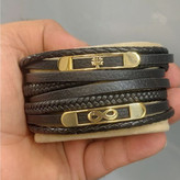 دستبند چرمی قفل و پلاک استیل مردانه کارتیر Cartier کیفیت چرم عالی تنوع طرح رنگ ثابت کد bn (پس کرایه)