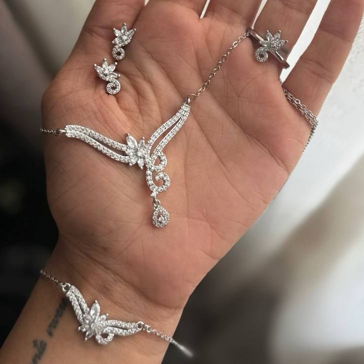 ست کامل گردنبند و دستبند و انگشتر و گوشواره زنانه طرح گل نیمه نگین رنگ ثابت کد sm (پس کرایه)
