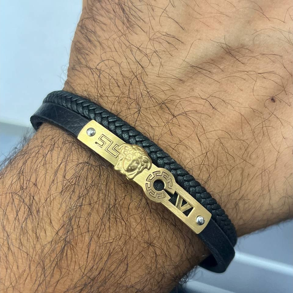 دستبند چرمی قفل و پلاک استیل مردانه ورساچه Versace کیفیت چرم عالی تنوع طرح رنگ ثابت کدbn (پس کرایه)