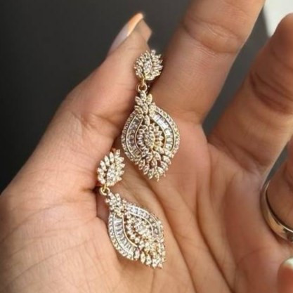 گوشواره طرح جواهری طرح فول نگین در دو طرح رنگ ثابت کد sm (پس کرایه)