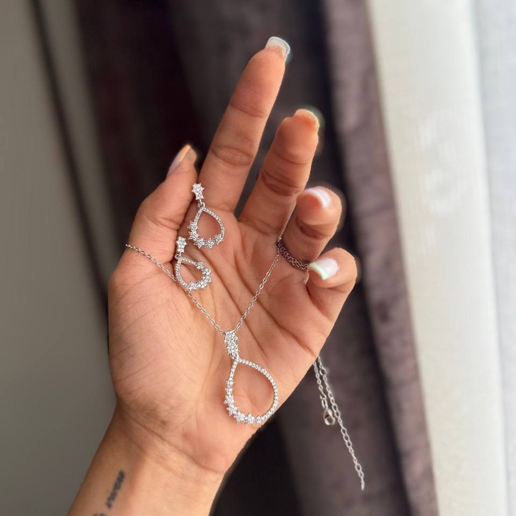 نیم ست گردنبند و گوشواره طرح اشکی گل نگین رنگ ثابت کد sm (پس کرایه)