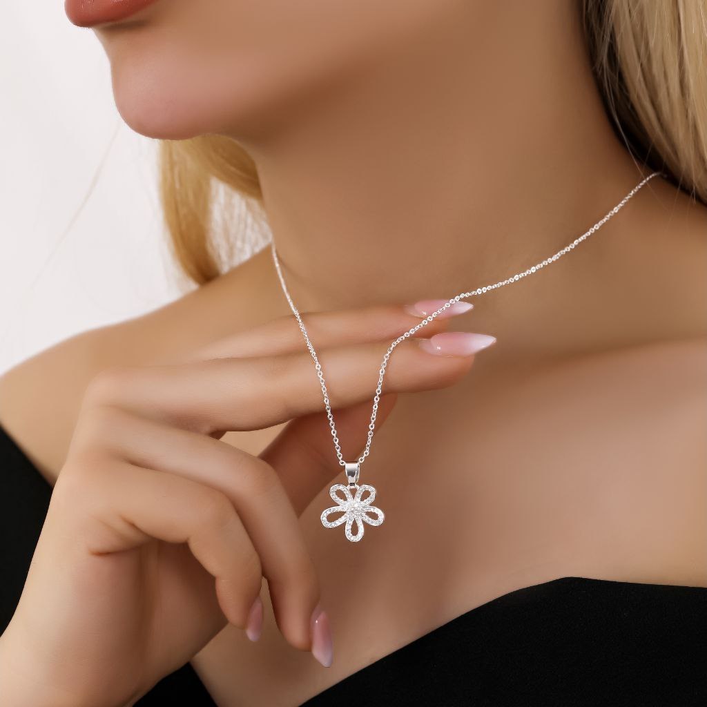 گردنبند و آویز پلاک آبکاری نقره مدل گل نگین تنوع طرح رنگ ثابت کد mp