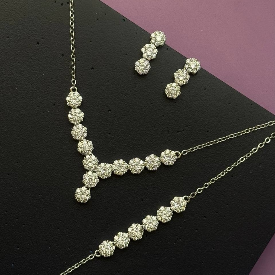 نیم ست گردنبند و گوشواره و دستبند طرح جواهری زنانه طرح تمام گل نگین رنگ ثابت کد sm