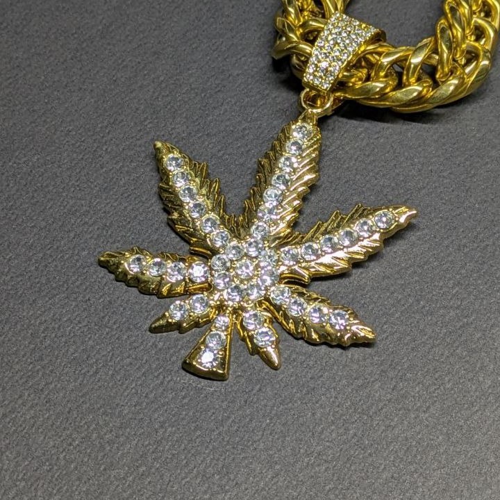 گردنبند و آویز پلاک مردانه طرح کوسه بزرگ فول نگین تنوع طرح رنگ ثابت کد sh