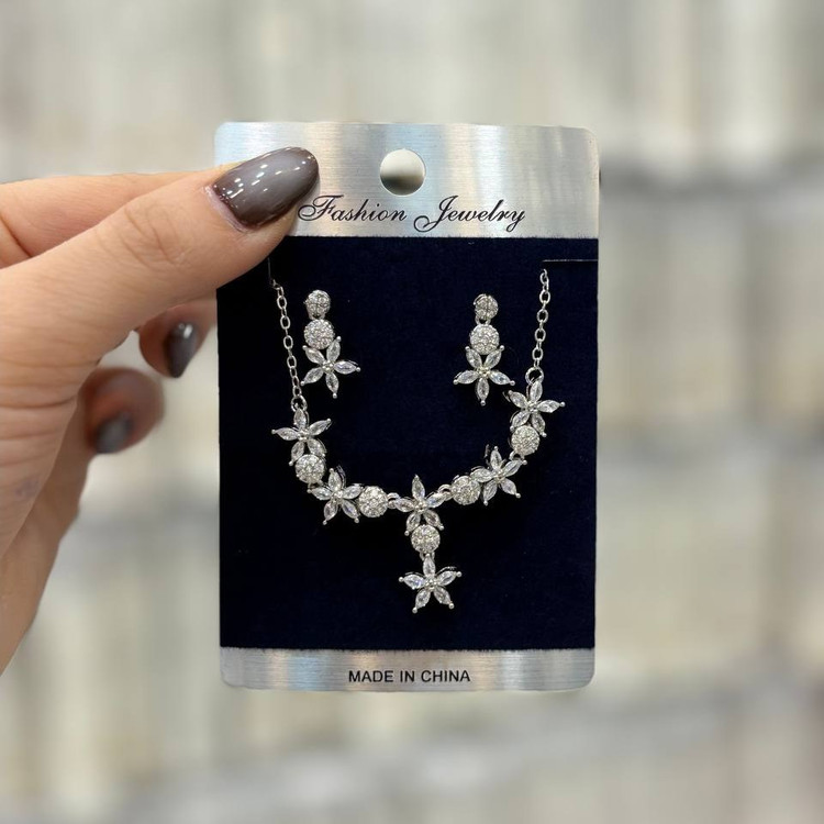 نیم ست گردنبند و گوشواره طرح جواهری زنجیری طرح سه نگین گرد آویز اشکی رنگ ثابت با تنوع طرح کدgy