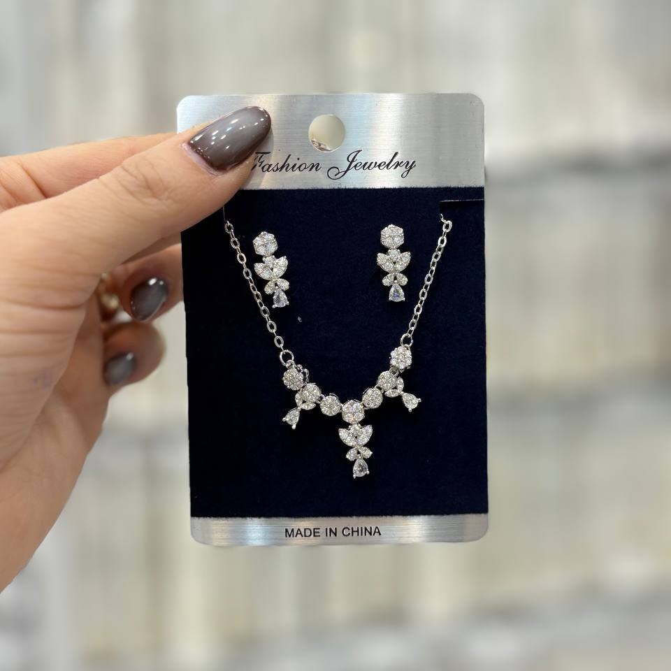 نیم ست گردنبند و گوشواره طرح جواهری طرح آویز نگین دایره و بیضی نگین رنگ ثابت با تنوع مدل کدgy