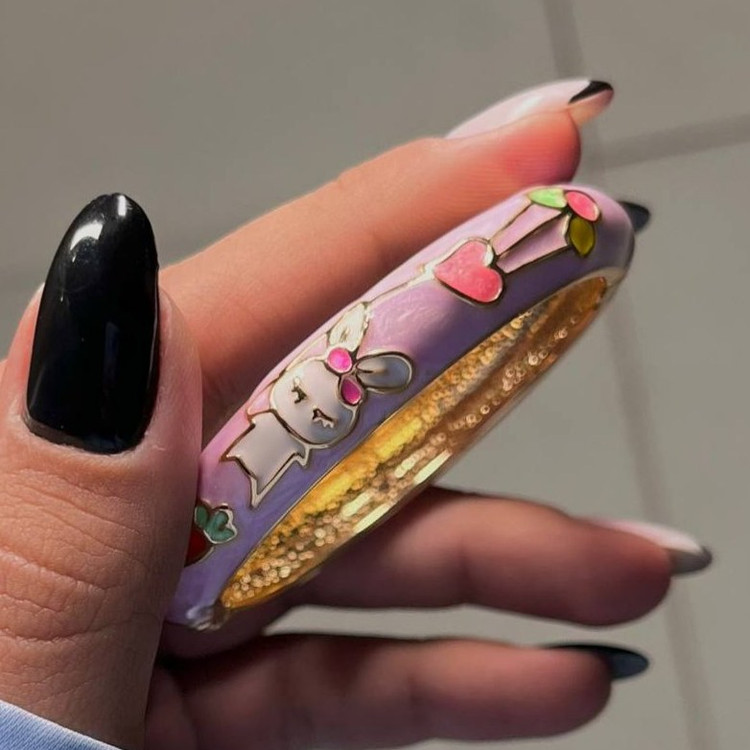 دستبند بنگل میناکاری شده پهن بچه گانه و دخترانه مدل النگویی طرح خرگوش صورتی رنگ ثابت تنوع مدل