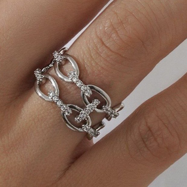 انگشتر زنانه جواهری طرح زنجیری نگین کاری فری سایز freesize رنگ ثابت در تنوع طرح کد mp