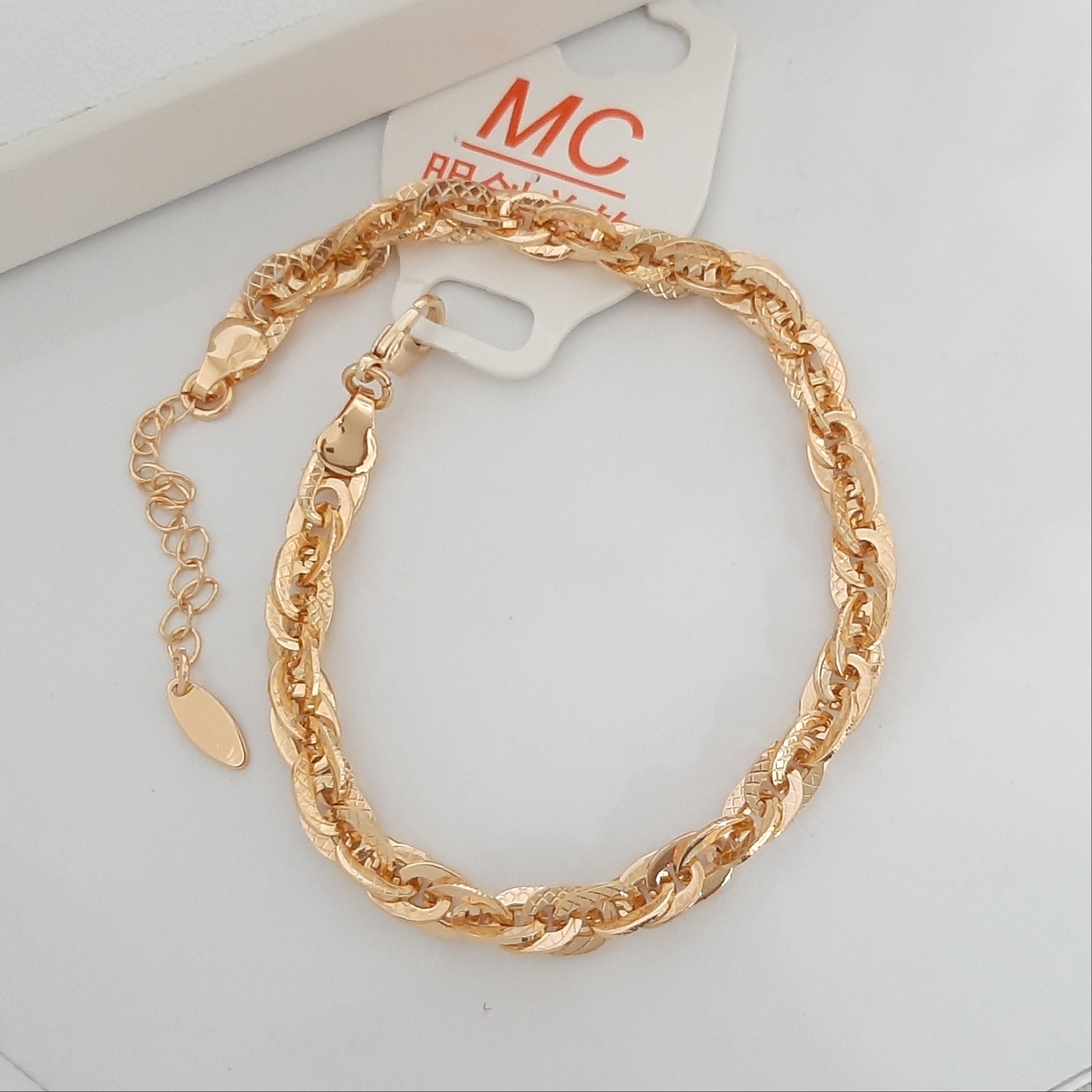پابند کارتیر رنگ ثابت برند MC با آبکاری طلا و مناسب استفاده مدام ورق بزنید لطفا بزنید