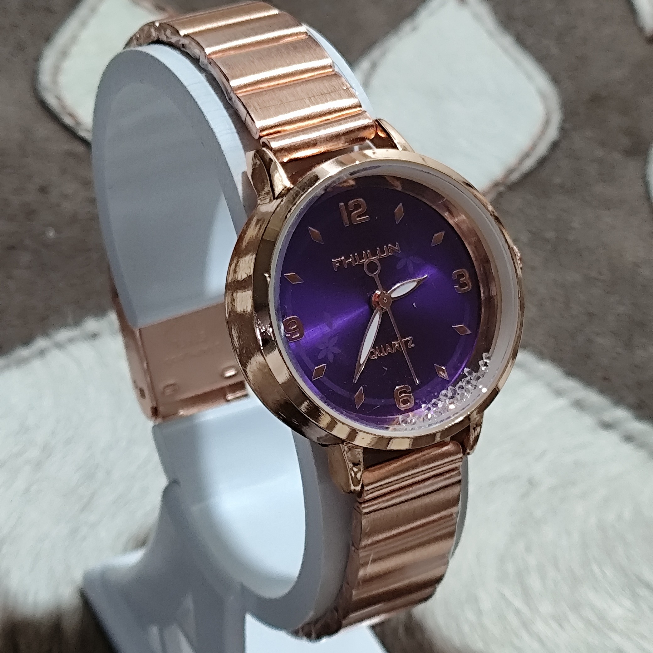 ساعت دخترانه استیل رنگ رزگلد صفحه بنفش کد 8074
