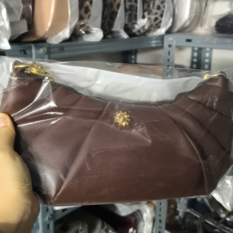 کیف زنانه پاسپورتی دستی و دوشی بند زنجیری چین دار