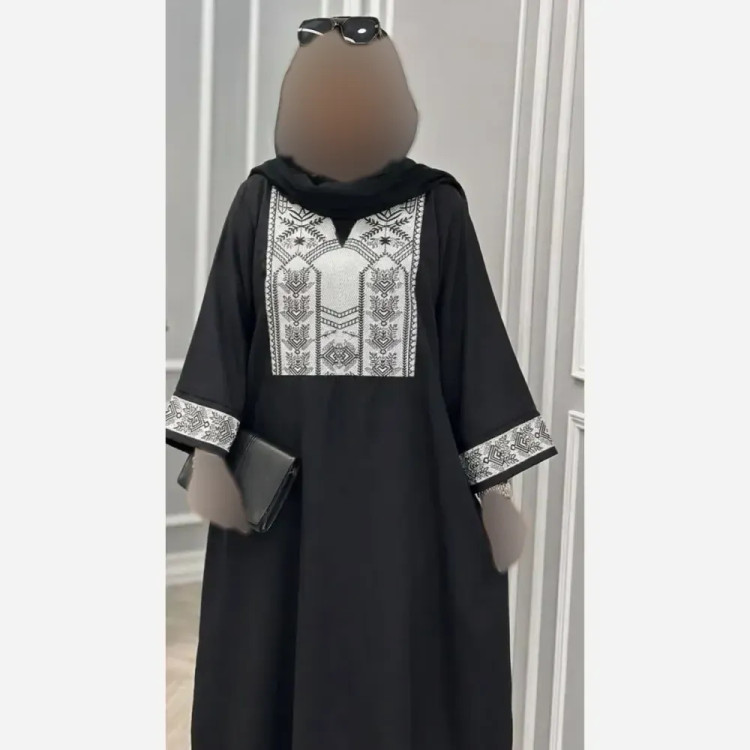 عبای زنانه مدل آلکا جنس داکرون سوزندوزی رنگ مشکی فریسایز