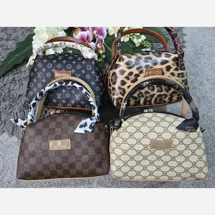 کیف مژگان چرمی با کیفیت سایز آزاد در رنگهای موکا، گوچی، ال وی با بند بلند