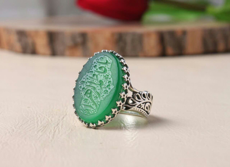 انگشتر نقره زنانه طرح طاووسی با نگین عقیق سبز و حکاکی یا فاطمه الزهرا (س) کد 3873