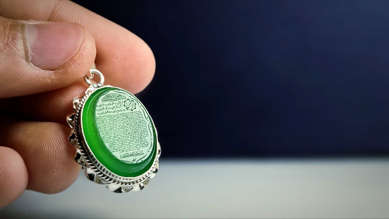 مدال نقره عقیق سبز با حکاکی مبارک "الرحمن"  کد 2034