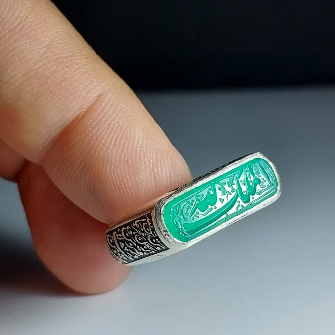 خرید انگشتر عقیق سبز اصل با حکاکی نام پروردگار - رکاب مدل کپسولی کد 1881