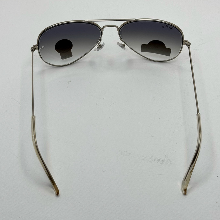 عینک ریبن خلبانی شیشه سنگ آبی هایلایت فریم نقره ای به همراه پک کامل ریبن کد Rayban RB 3025 (ارسال رایگان)