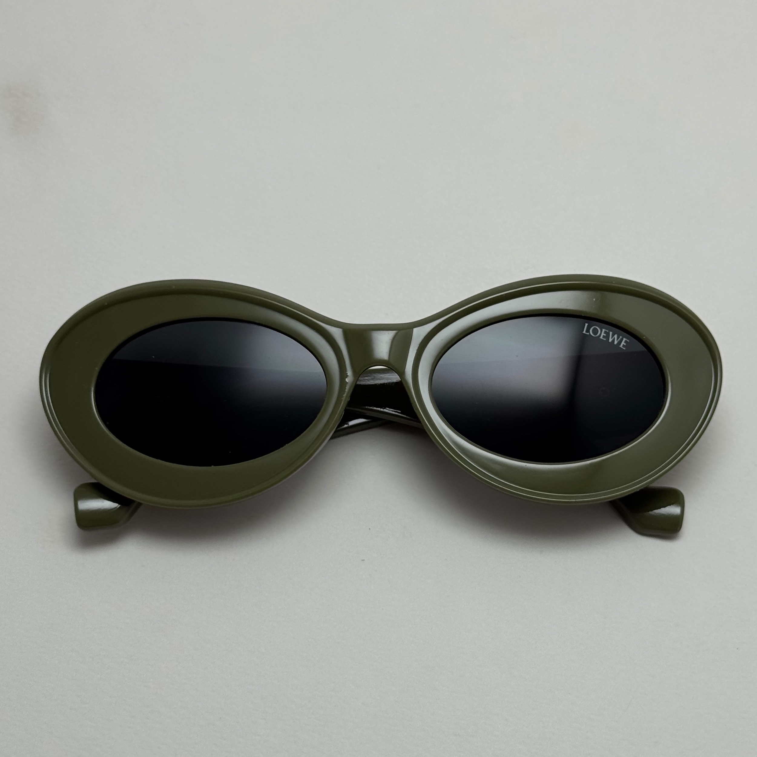 عینک آفتابی زنانه Loewe Oval Chunky لووه بیضی سبز زیتونی عدسی مشکی کد 1207 (ارسال رایگان)