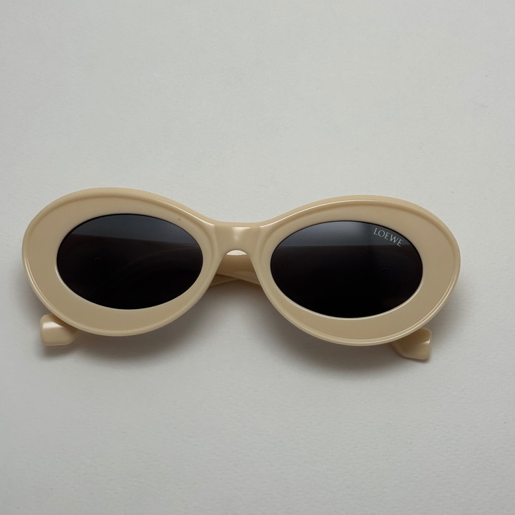 عینک آفتابی زنانه Loewe Oval Chunky لووه بیضی کرمی کد 1207 (ارسال رایگان)