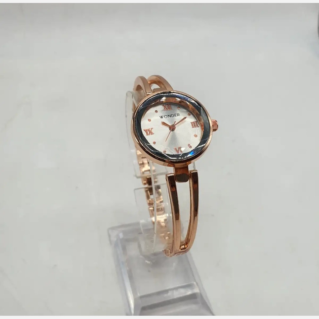 ساعت زنانه مدل دستبندی در رنگهای طلایی و نقره ای/باکیفیت/پرفروش باحداقل سود/ارسال رایگان پرفرووش
