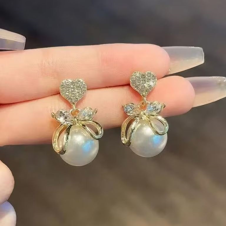 گوشواره مروارید پاپیونی با قلب نگینی جذاب